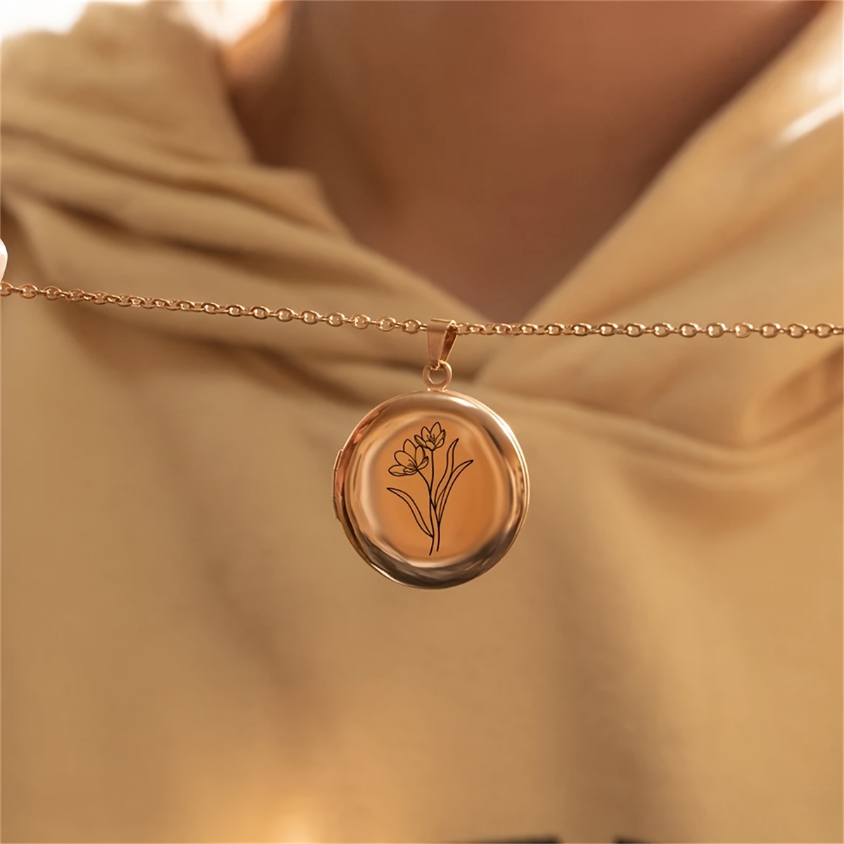 Customizable Round Locket Necklace with Picture/Text